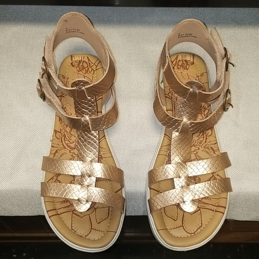 Girls sandals.